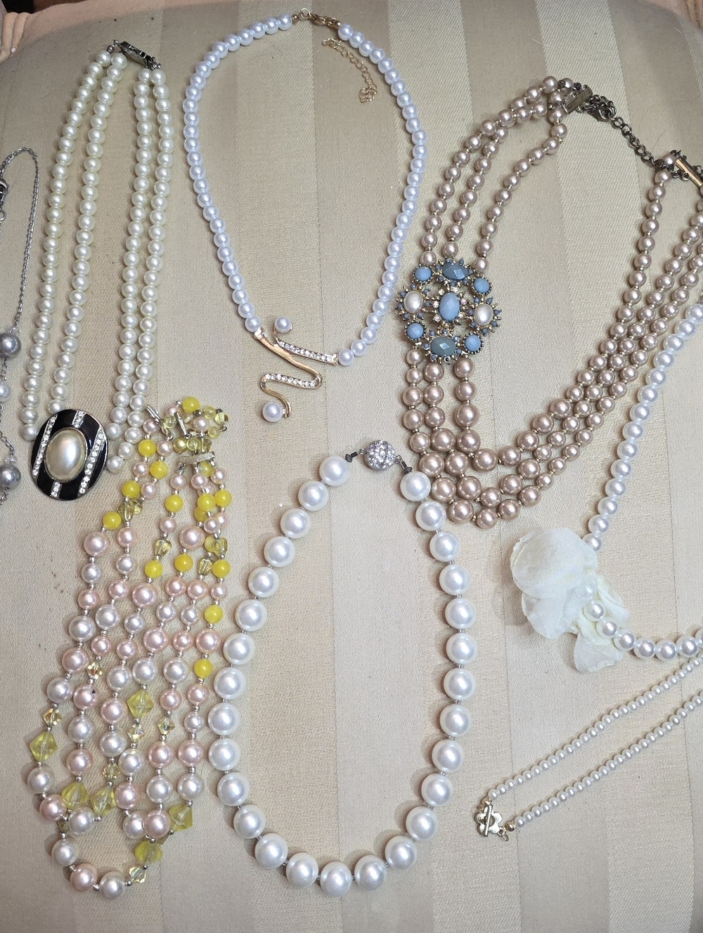 8 PAIRS OF VINTAGE FAUX PEARLS ALL IN EXCELLENT CONDITION KEEP OR RESELL
